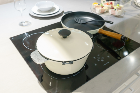 Bếp từ nấu nồi gì? Cách chọn nồi & nhận biết nhanh chóng