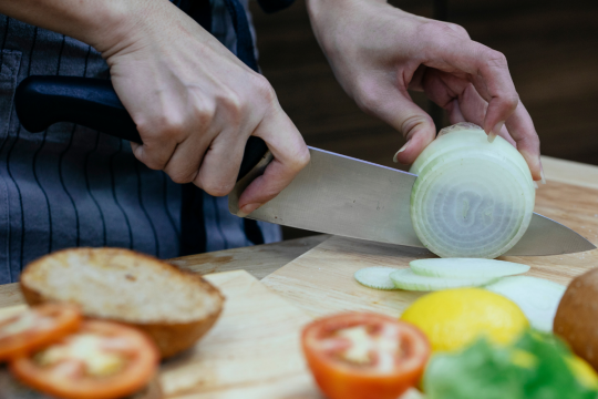 10+ cách cắt hành tây không cay mắt hiệu quả ai cũng nên biết