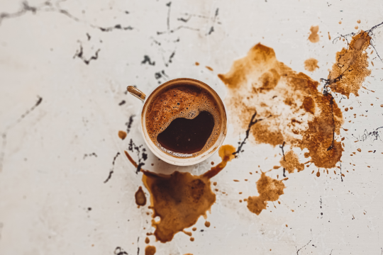 Hướng dẫn làm sạch bàn đá bếp hiệu quả: Phân loại & mẹo chuyên gia