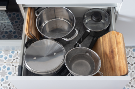 Cách sắp xếp xoong nồi gọn gàng, tiết kiệm không gian cho mọi căn bếp