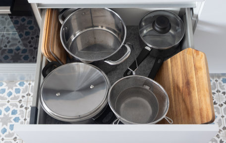 Cách sắp xếp xoong nồi gọn gàng, tiết kiệm không gian cho mọi căn bếp