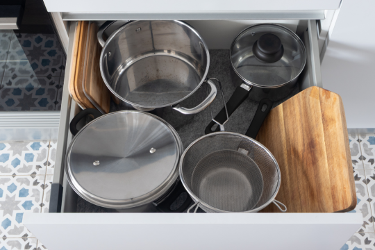 Cách sắp xếp xoong nồi gọn gàng, tiết kiệm không gian cho mọi căn bếp