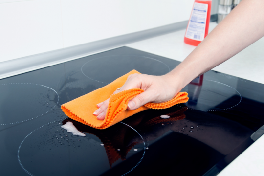 Vệ sinh bếp từ đúng cách: Hướng dẫn chi tiết để bếp luôn bền đẹp