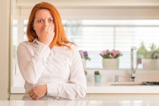 Tổng hợp các cách khử mùi ẩm mốc trong tủ bếp hiệu quả bất ngờ!