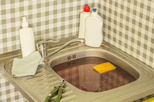 Thông tắc chậu rửa bát: nguyên nhân, cách xử lý hiệu quả & mẹo hạn chế tắc nghẽn