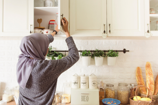 Cách vệ sinh tủ bếp sạch như mới: Hướng dẫn cho từng loại chất liệu