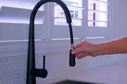 Vòi rửa bát dây rút và cố định loại nào tiện dụng hơn? So sánh chi tiết