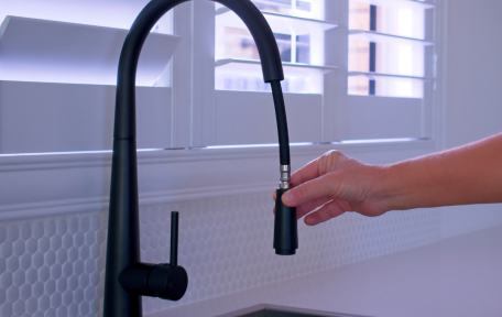 Vòi rửa bát dây rút và cố định loại nào tiện dụng hơn? So sánh chi tiết