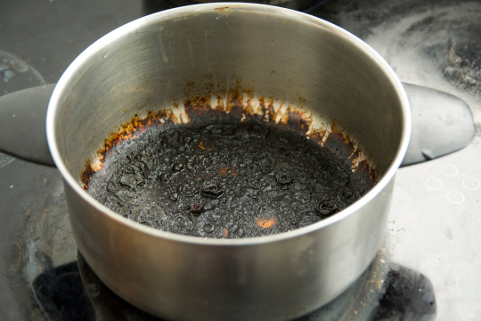 Cách xử lý nồi inox bị cháy đen: Mẹo hay & Hiệu quả ngay tại nhà