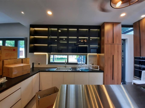 tủ bếp inox cánh kính