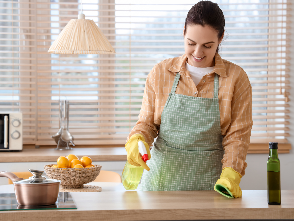 cach-lam-sach-ban-da-bep