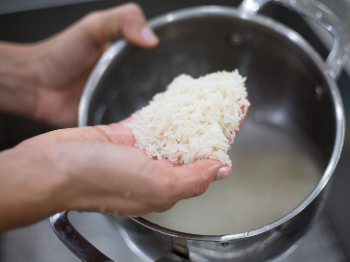 cach-nau-com-bang-bep-ga