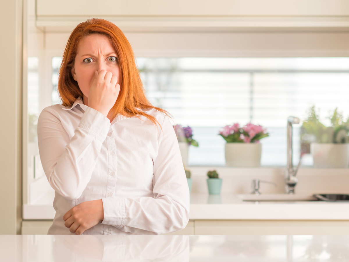 khu-mui-am-moc-trong-tu-bep