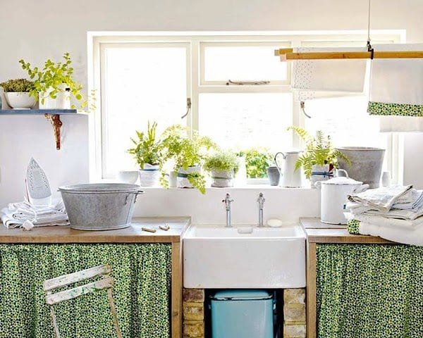 Bệ cửa sổ phòng bếp là nơi lý tưởng để bạn đặt những chậu cây gia vị xanh mướt.