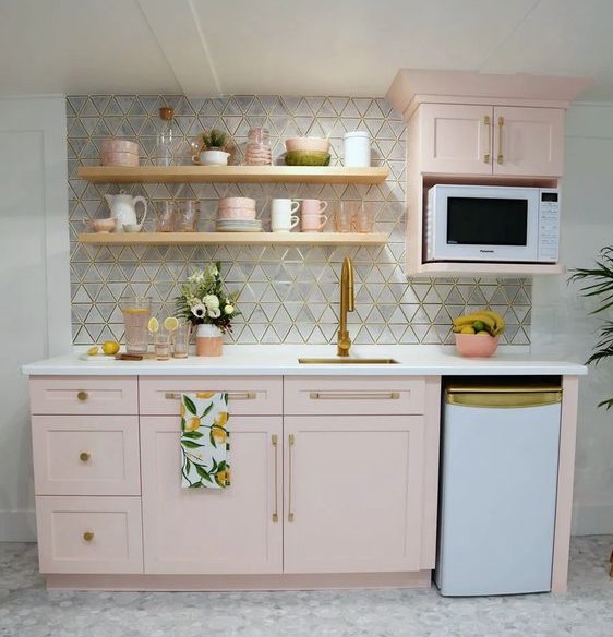 Tủ bếp mini màu hồng pastel